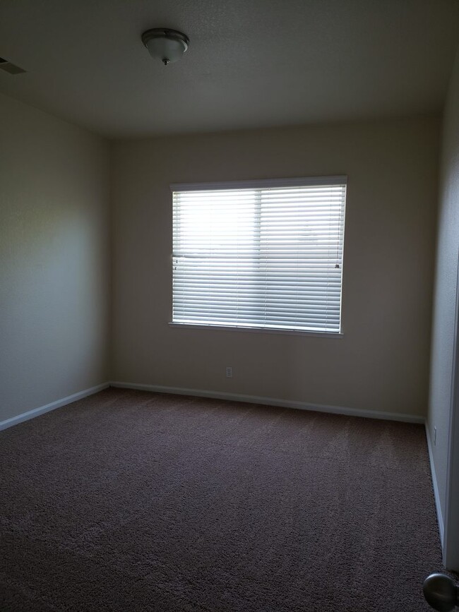 Building Photo - Huge Bella Flora house ready for you to ca...