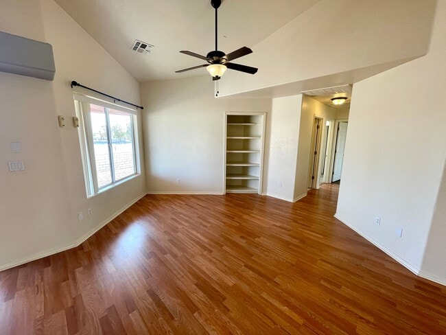Building Photo - Cute 3 Bedroom Desert Lakes Golf Course Co...