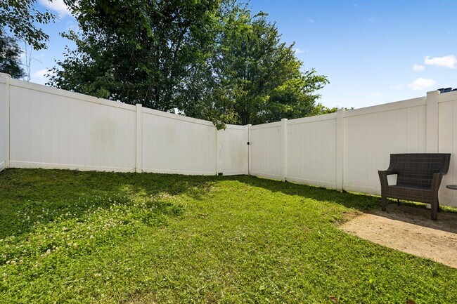 Building Photo - 1045 Enclave Ave