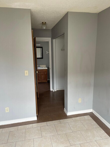 Building Photo - 471 Bentwood Ln