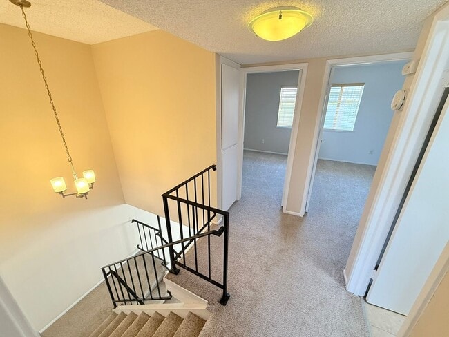 Building Photo - Spacious 3-Bedroom Condo in the Indian Can...