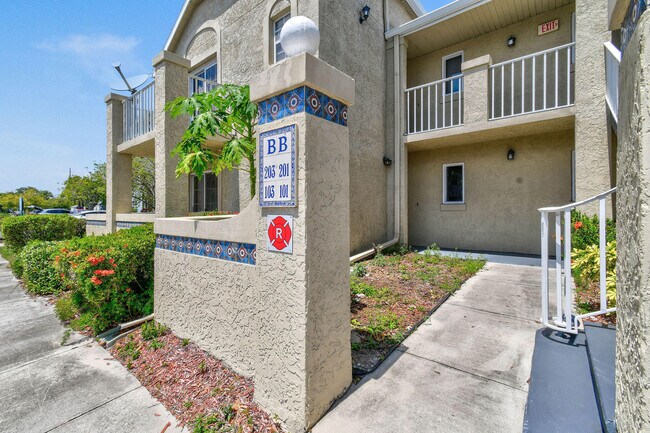 Building Photo - 1631 SE Green Acres Cir