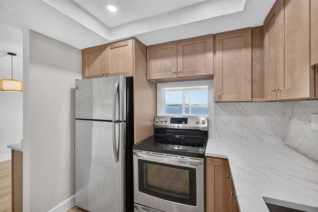 Building Photo - 52 Yacht Club Dr