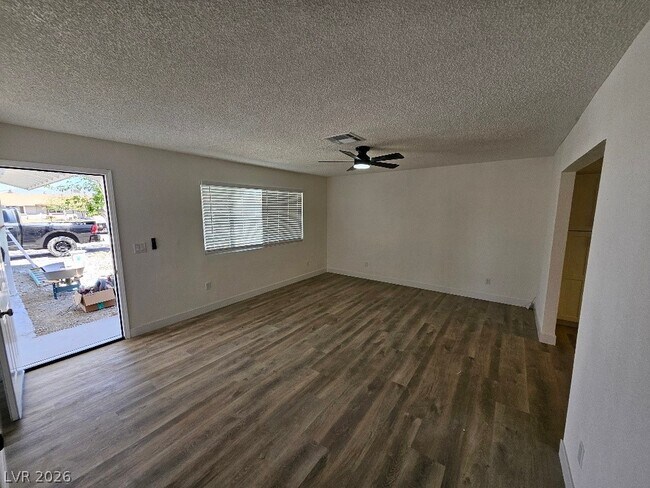 Building Photo - 1083 E Calvada Blvd