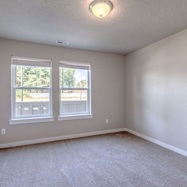 Building Photo - 4-Bedroom Townhome in West Boise