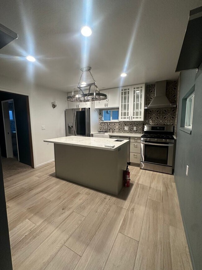 Building Photo - Quaint 3 Bedroom Home with Modern Upgrades- Pet Friendly!