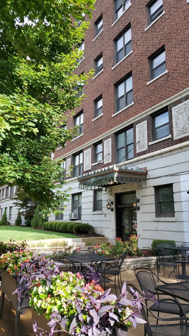 Building Photo - Charming Top Floor Penthouse Condo with Vi...