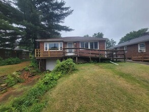 Building Photo - 2 Bedroom / 1.5 Bathroom House with Garage