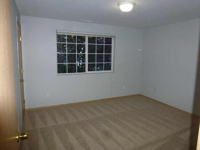 Building Photo - Spacious Townhome Nestled Down Private Drive