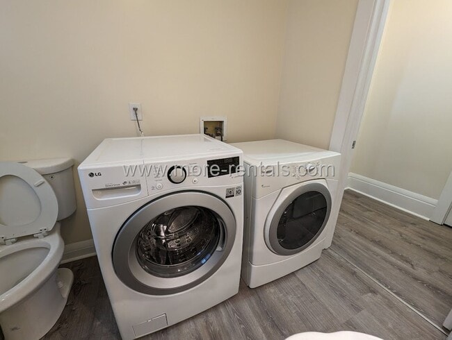 Building Photo - Large remodeled German Village area house