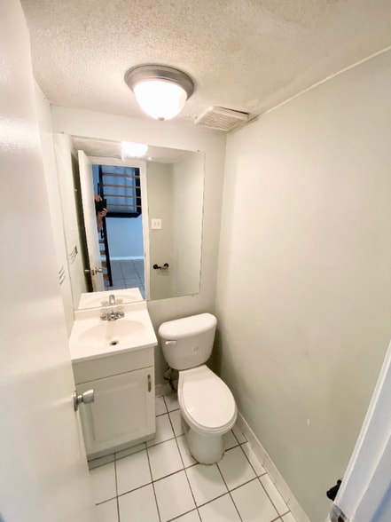 Building Photo - 3815 Parklane Dr