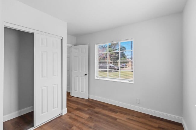 Building Photo - Beautifully Renovated 3/1 Home with Modern Finishes