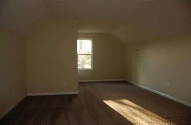 Building Photo - Spacious 4 bed with bonus room!