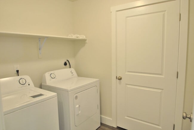 Building Photo - Conveniently Located North Logan Village Townhome | Near Utah State and Hospitals