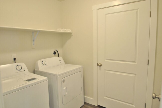 Building Photo - North Logan Townhome