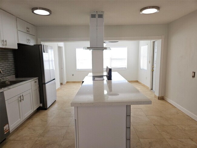 Building Photo - 6610 SW 26th St