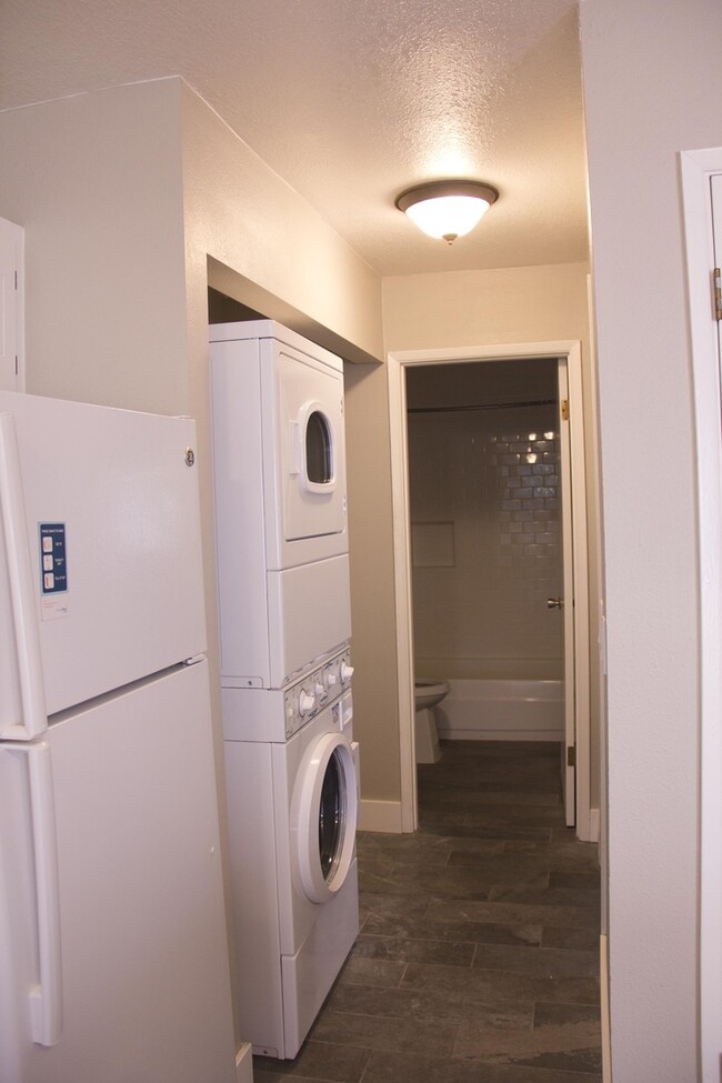 Building Photo - Super cute top level 1 bed w/ washer/dryer...