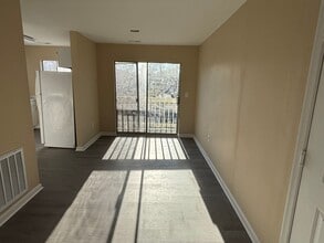 Building Photo - 1 BED 1 BATH UNIT ON 2ND FLOOR IN MYRTLE G...