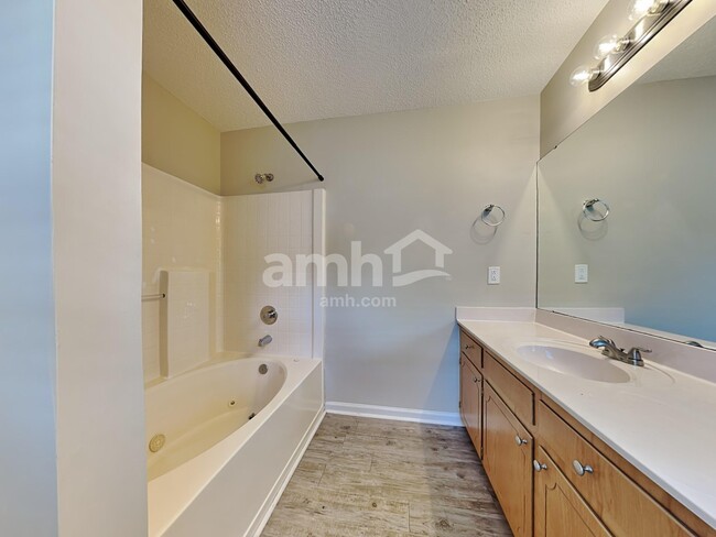 Building Photo - 131 Kingsbridge Dr