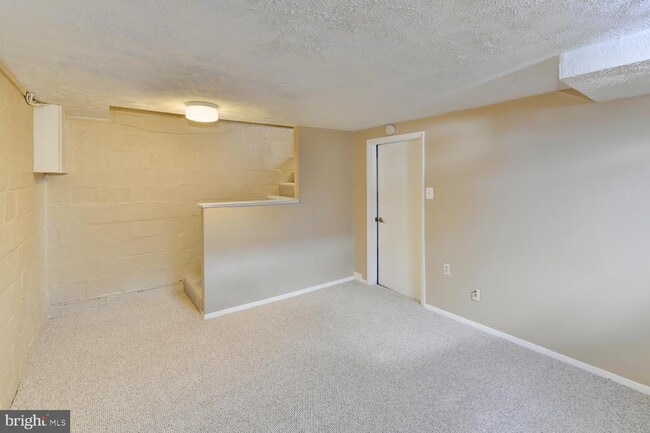 Building Photo - 2609 Farmington Dr