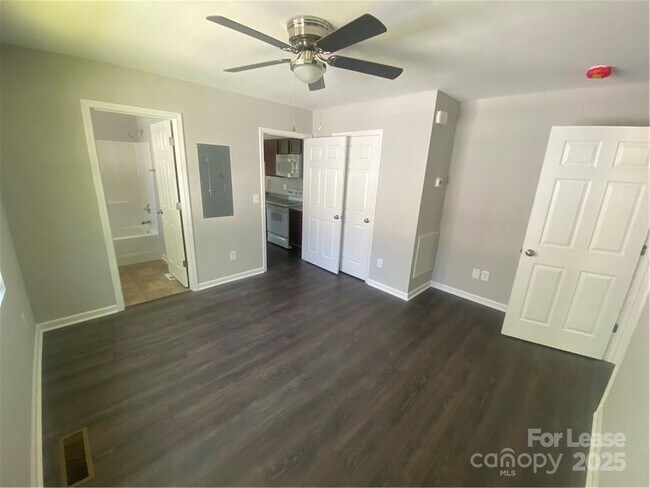 Building Photo - 728 E Pine St