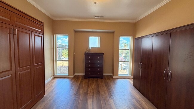 Building Photo - $500 Move in Special | 2 bed 2 bath Available in Downtown SJ!