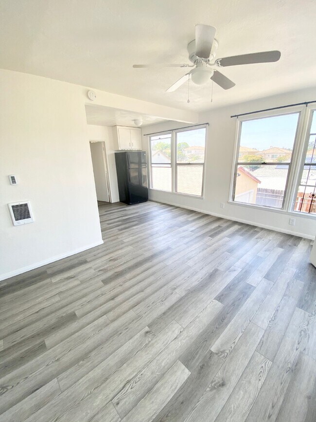 Building Photo - National City Move In Special 3 Bedroom 1 Bath Duplex with Views, Laundry and 2 car garage