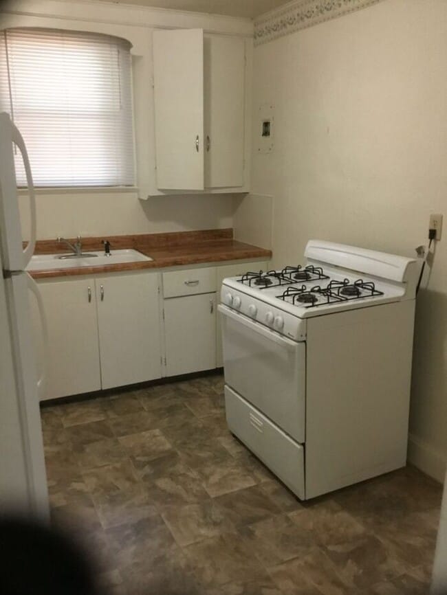 Building Photo - 2 Bed/1 Bath Single Family Home in Downtow...
