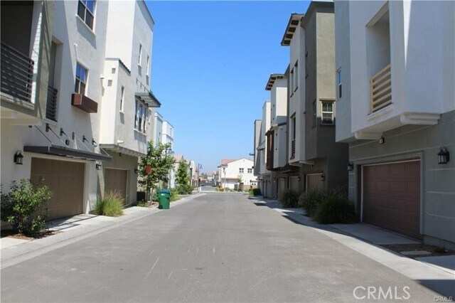 Building Photo - 140 Paramount