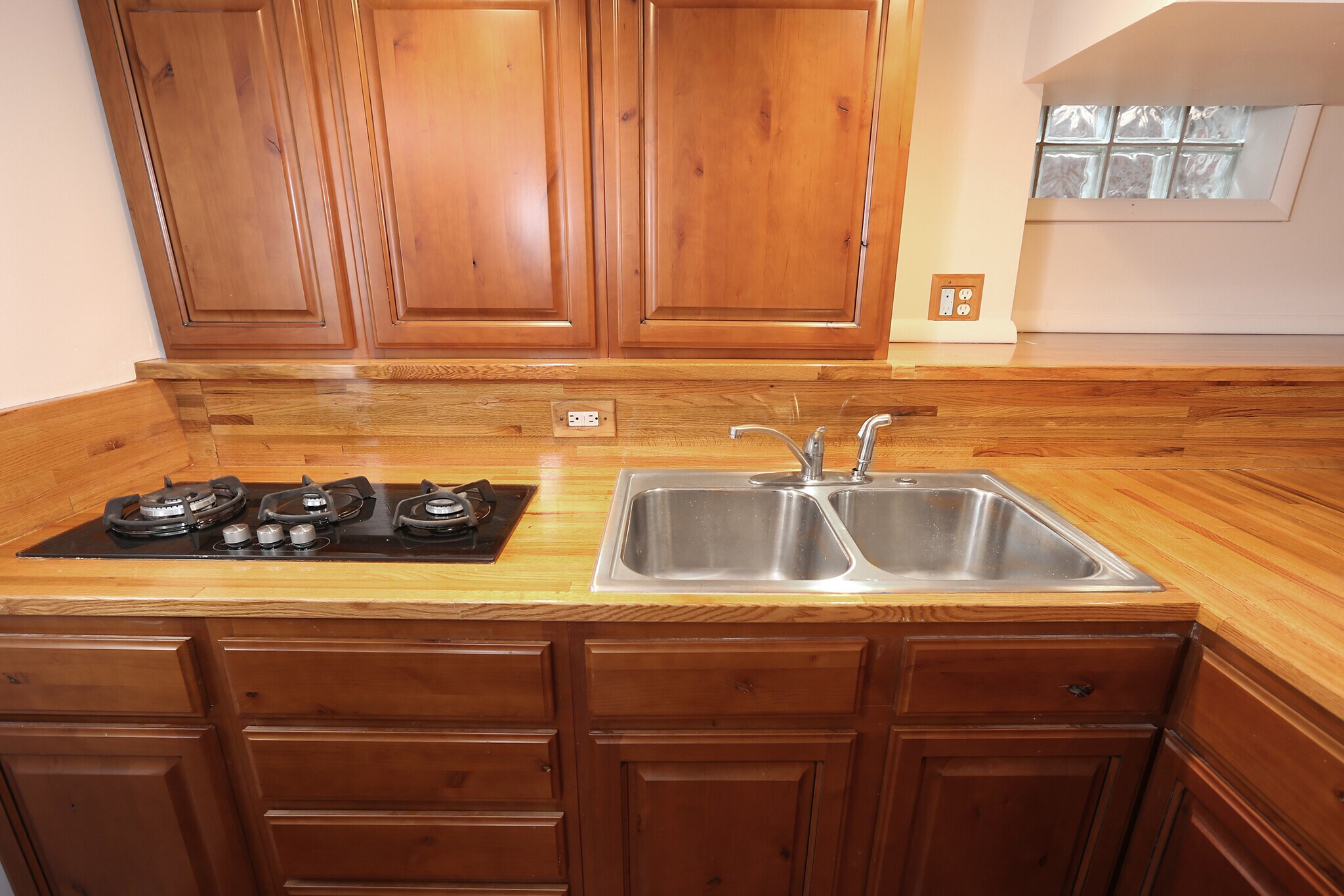 Downstairs Kitchenette - 1655 S Corona St