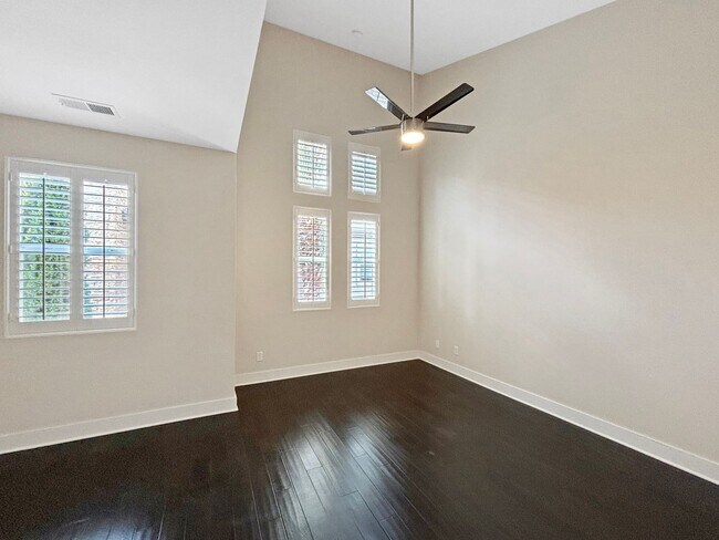 Building Photo - Stunning 3B/3.5BA Townhouse in Mission Val...