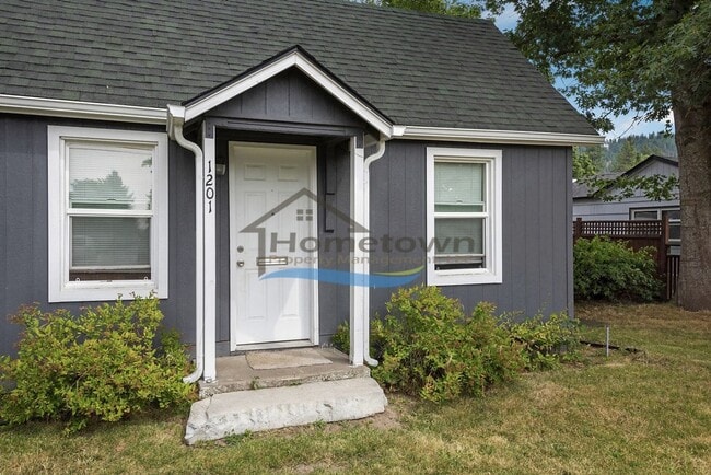 Building Photo - 2 Bed 1 Bath Home w/Detached Garage Close ...