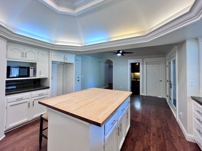 Building Photo - $3,700 Cole & Millbrook, 4 Bedroom House -...
