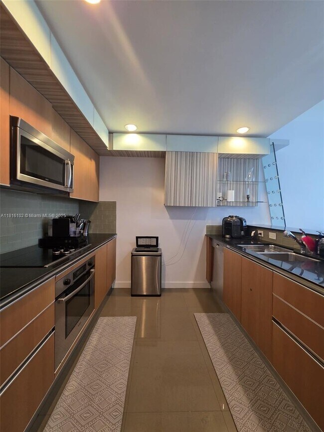 Building Photo - 1060 Brickell Ave