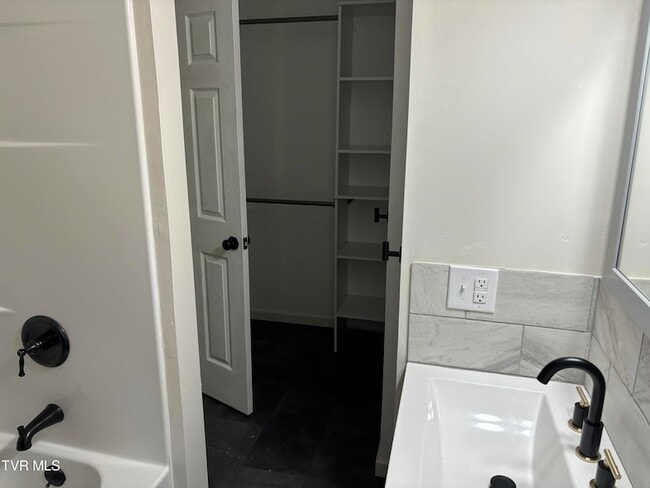 Building Photo - 2703 W Walnut St