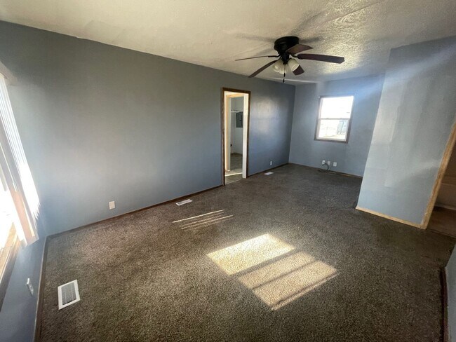 Building Photo - 2 Bedroom House