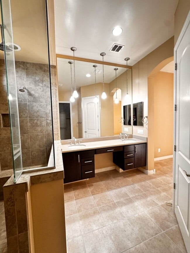 Building Photo - 4 Bedroom + den energy efficient Hamilton High