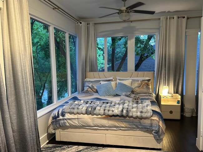 Building Photo - 3210 Hampton Rd