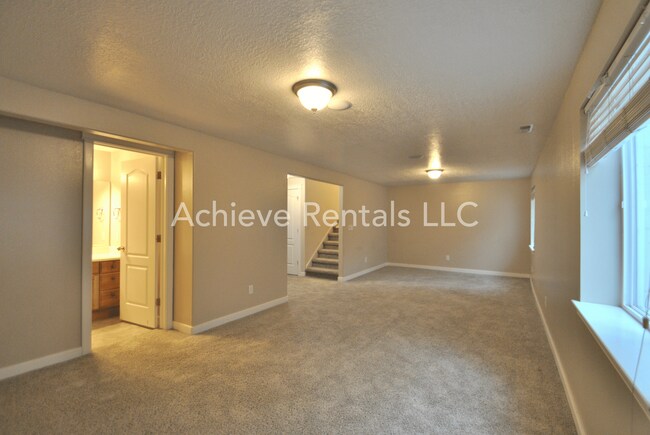 Building Photo - Charming End-Unit Townhome | Prime Location Near Parks, Shops & Dining