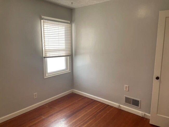 Building Photo - Deposit Moves You In!  3 Bed 1 Bath Home F...