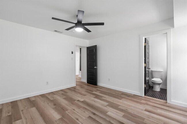 Building Photo - 3307 Oak Alley