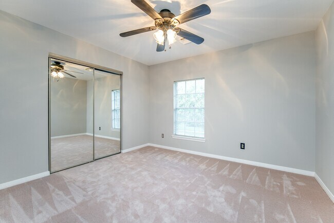 Building Photo - 2710 Double Lake Dr