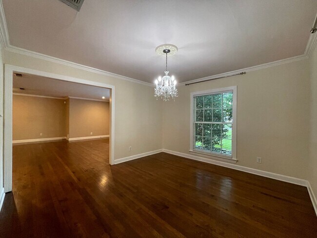 Building Photo - AVAILABLE NOW --3 BEDROOM 2 BATH HOME IN T...