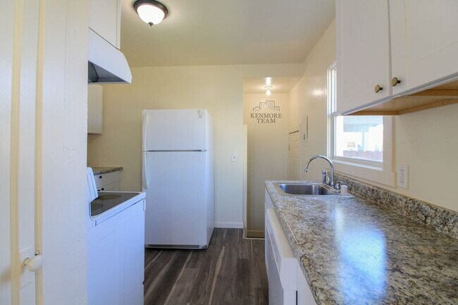 Building Photo - 704 Benham St