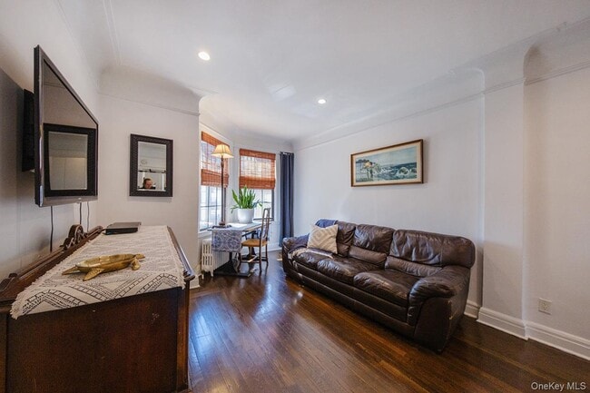 Building Photo - 26 Pondfield Rd