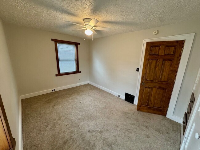 Building Photo - 103 Luton Ave SE