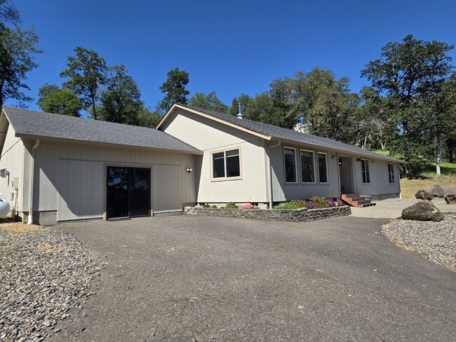 Building Photo - 941 Colonial Rd