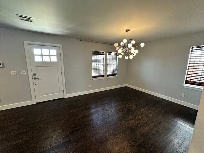 Building Photo - For Rent: Updated 3 Bed, 1.5 Bath Split-Le...