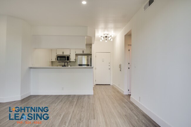 Building Photo - 15132 Magnolia Blvd
