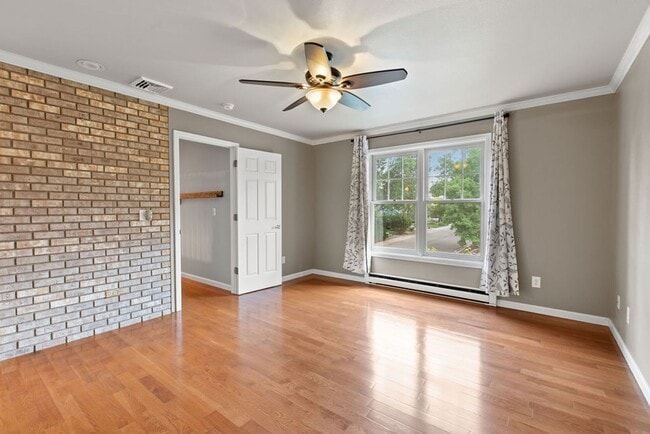 Building Photo - Rare Find in Kensington South – Park Views...